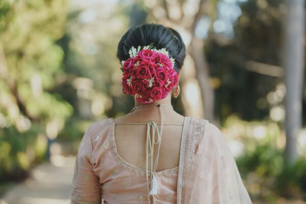 Tips and Ideas for Wearing Fresh Flowers in Your Hair for your Wedding